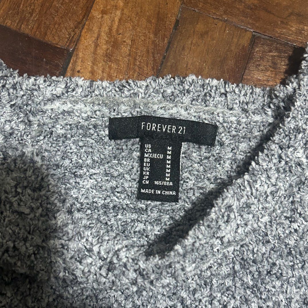 Forever 21 / F21 Gray Knit Sweater (Category: Longsleeves) located in Quezon City. Submitted by laraobsp (Listing ID 1440110953, Image 2). Description: Sweater is slightly cropped.