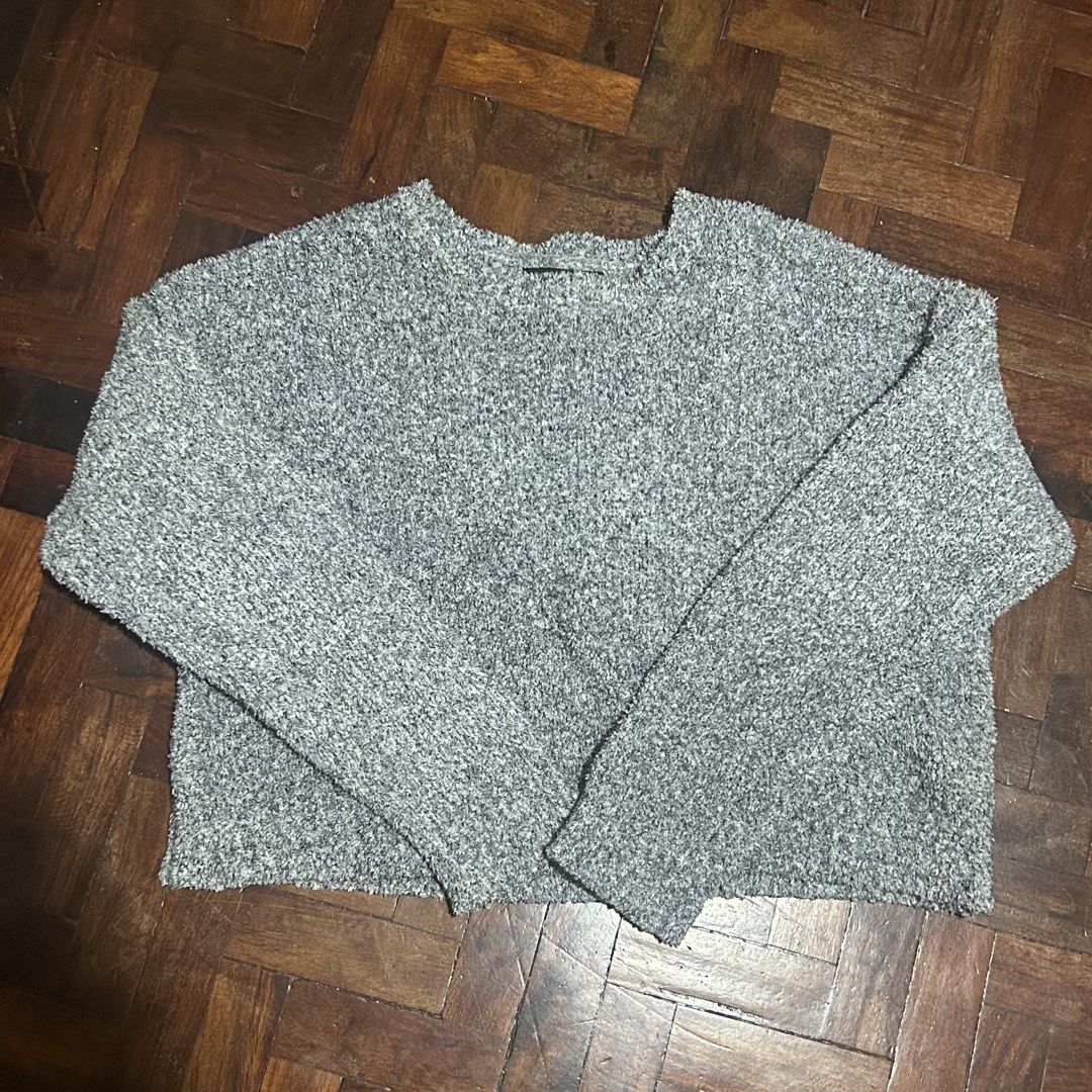 Forever 21 / F21 Gray Knit Sweater (Category: Longsleeves) located in Quezon City. Submitted by laraobsp (Listing ID 1440110953, Image 1). Description: Sweater is slightly cropped.