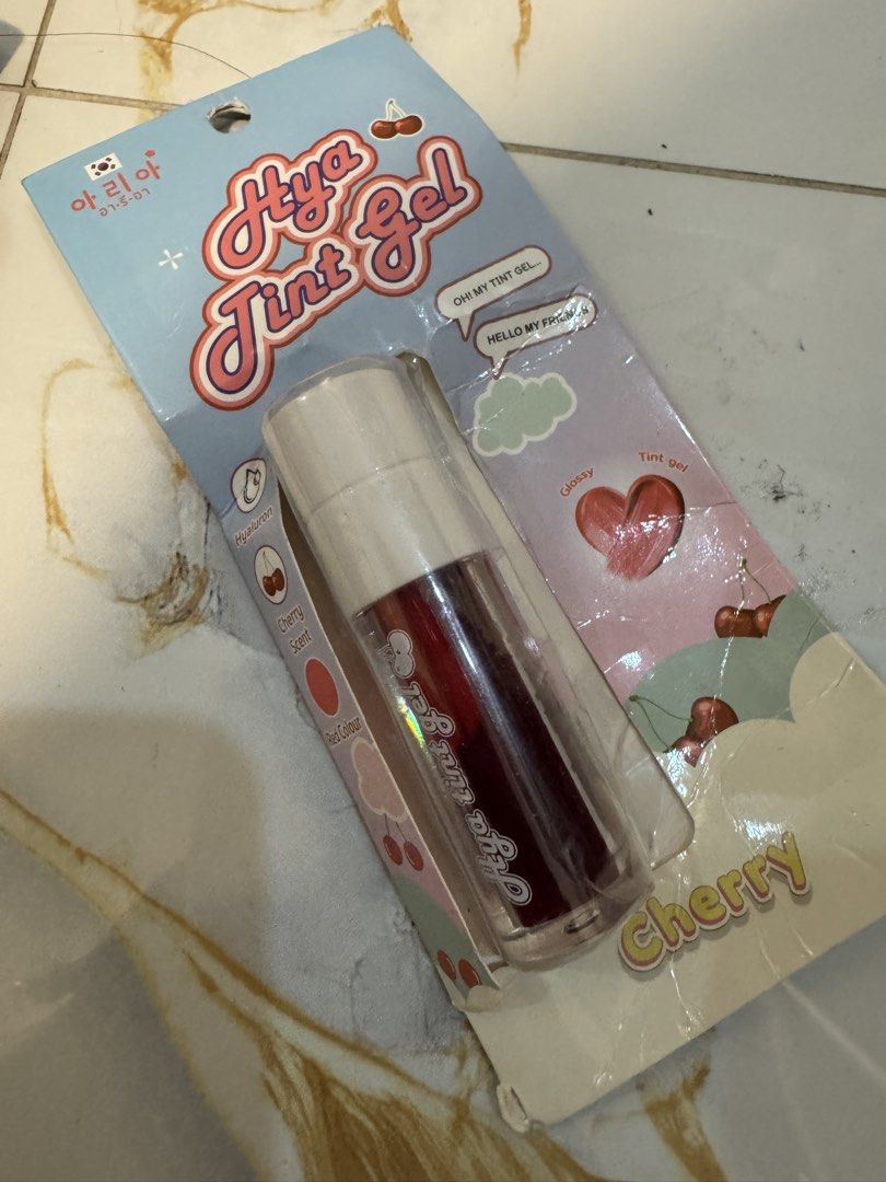 Foundation and tint (Category: Makeup) located in Manila. Submitted by sofia.things (Listing ID 1440143094, Image 2). Description: For take all.