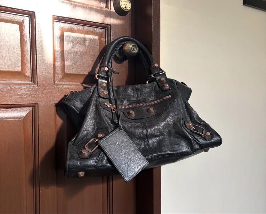 GIANTSTUD vintage leather work tote (Category: Luxury Bags & Wallets) located in Quezon City. Submitted by ccloset.cleanup (Listing ID 1440133601, Image 2). Description: GIANTSTUD vintage leather work tote SOUGHT-AFTER piece, Balen Work inspired but is genuine leather & lampo zipped, rosegold hardware, intact mirror, lightly used, 9/10 overall condition! Flat lay measurements: 45cm Length 27cm Height 20cm Width .