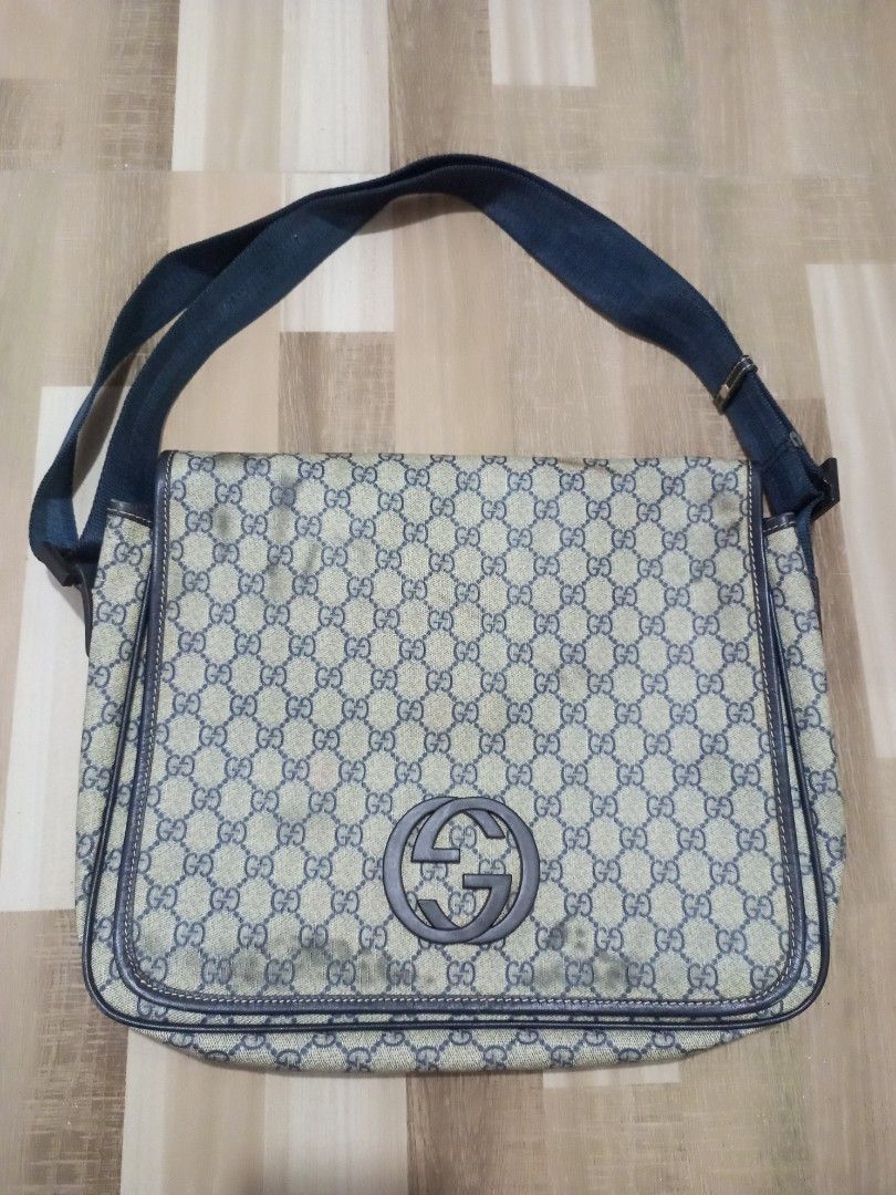 GUCCI LAPTOP BAG (Category: Luxury Bags & Wallets) located in Bulacan. Submitted by joanagwen (Listing ID 1440032868, Image 1). Description: GÜ$$! LAPTOP BAG/DOCUMENTS BAG With Color Transfer lang sa front,, sa back Wala,, See pics Maganda pa to mga sissy Qng pang daily lang Naman,, pdng pd pa,, Lalo sa tag ulan pdng pd niyo ilaban.