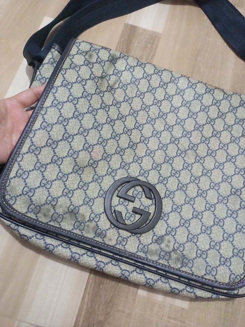 GUCCI LAPTOP BAG (Category: Luxury Bags & Wallets) located in Bulacan. Submitted by joanagwen (Listing ID 1440032868, Image 3). Description: GÜ$$! LAPTOP BAG/DOCUMENTS BAG With Color Transfer lang sa front,, sa back Wala,, See pics Maganda pa to mga sissy Qng pang daily lang Naman,, pdng pd pa,, Lalo sa tag ulan pdng pd niyo ilaban.
