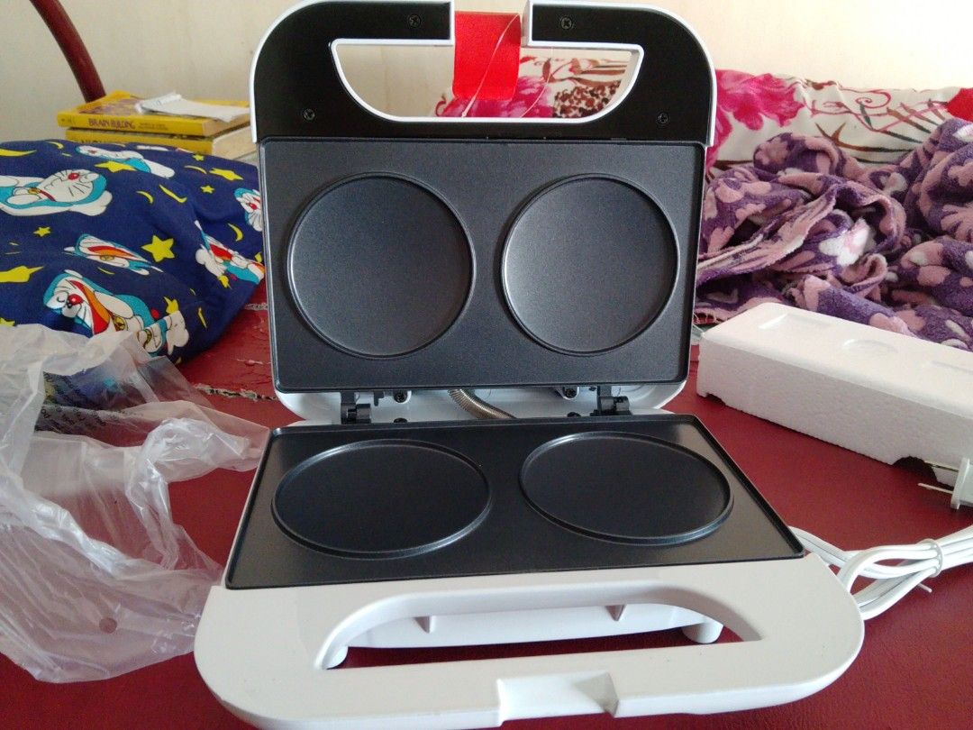 Hanabishi Pancake Maker HSM-40P (Category: Other Kitchen Appliances) located in Manila. Submitted by pat_buynsell_declutter (Listing ID 1440004973, Image 3). Description: - Effortlessly make delicious pancakes with the Hanabishi Pancake Maker. - Features non-stick plates for quick and easy cleaning. - Equipped with a locking latch for safe and secure operation. - Ideal for preparing fast and simple breakfasts or snacks. - Comes complete with an i