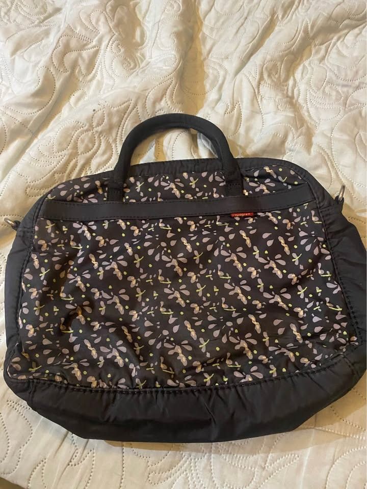 Hedgren Black Floral Print Handbag (Category: Tote Bags) located in Mandaluyong City. Submitted by ajandriah.s (Listing ID 1440002872, Image 2). Description: - Stylish Hedgren handbag - Black base with charming floral print - Multiple zippered compartments for organized storage - Comfortable top handles for everyday use - Perfect for carrying essentials fashionably Hedgren Ladies Kili Shoulder Bag Preloved, legit and authentic Hand bag w/o strap.