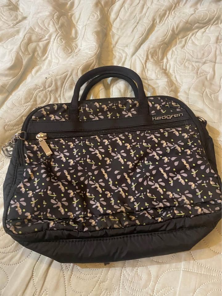 Hedgren Black Floral Print Handbag (Category: Tote Bags) located in Mandaluyong City. Submitted by ajandriah.s (Listing ID 1440002872, Image 1). Description: - Stylish Hedgren handbag - Black base with charming floral print - Multiple zippered compartments for organized storage - Comfortable top handles for everyday use - Perfect for carrying essentials fashionably Hedgren Ladies Kili Shoulder Bag Preloved, legit and authentic Hand bag w/o strap.