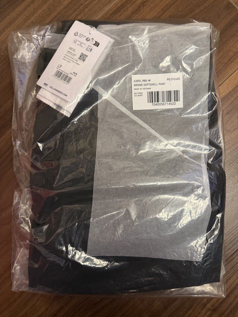 Helly Hansen Men's Brono Softshell Pants (Category: Trousers) located in Singapore. Submitted by 26haruuuuuka (Listing ID 1440178657, Image 1). Description: Helly Hansen Men's Brono Softshell Pants - brand new never used before - still in original packaging - Colour: Ebony - Size: M - Ideal for outdoor activities and everyday wear - Made with durable and comfortable softshell material original price from LIV ACTIV website : S$ 159.00 selling chea