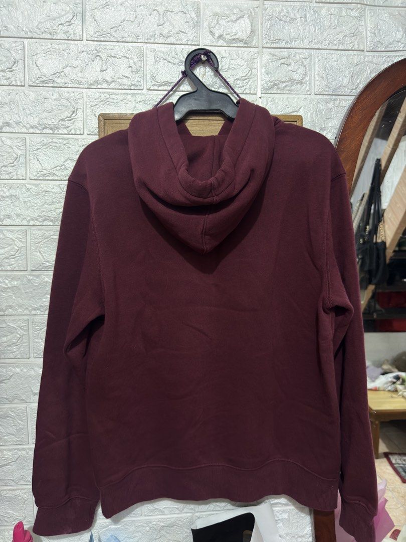 H&M Regular Fit Maroon Hoodiie (Category: Hoodies) located in Caloocan City. Submitted by allen23_ (Listing ID 1439994722, Image 2). Description: small on tag once lang nasuot.