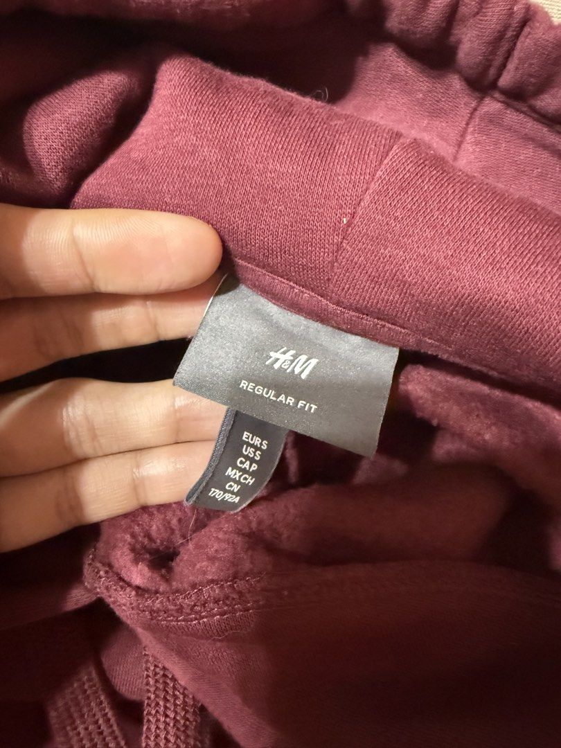 H&M Regular Fit Maroon Hoodiie (Category: Hoodies) located in Caloocan City. Submitted by allen23_ (Listing ID 1439994722, Image 3). Description: small on tag once lang nasuot.