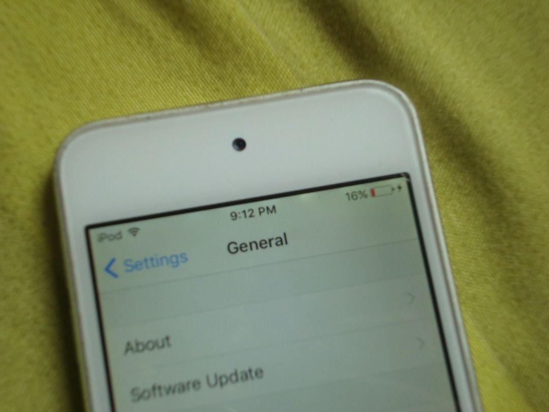 iPod Touch 5th Gen (64 GB) (Category: Others) located in Manila. Submitted by clintjosep37356 (Listing ID 1437956948, Image 3). Description: iPod Touch 5th Gen 64 GB Issue: Crack Screen and would often to mess around the UI Itself, Battery Minsan madali mag lowbat at sira ng front camera So e replace mo nalang Use it for iPod Project use LAST PRICE: 1170 Bawal Nego na yan Final Price na yan .