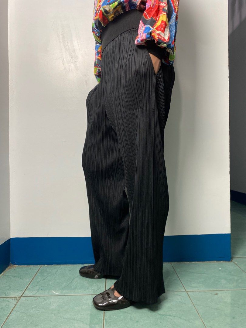 ISSEY MIYAKE PLEATS PLEASE TROUSERS (Category: Trousers) located in Baguio. Submitted by archival.store (Listing ID 1440152555, Image 1). Description: PP06-JF595 Waist:22/57 Length:35.5 Thigh:12 Opening:9 All is stretchable.