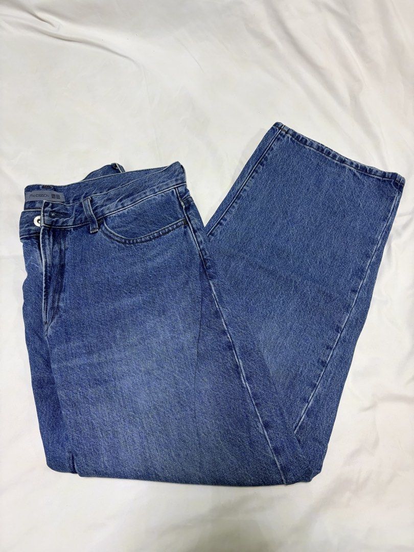 JW Blue Denim Straight Jeans (Category: Jeans) located in Manila. Submitted by love.hazey (Listing ID 1440094719, Image 1). Description: - Classic blue denim jeans - Comfortable straight leg fit - Standard five-pocket design - Subtle embroidered logo on back pocket - Perfect for everyday wear - Size 30.