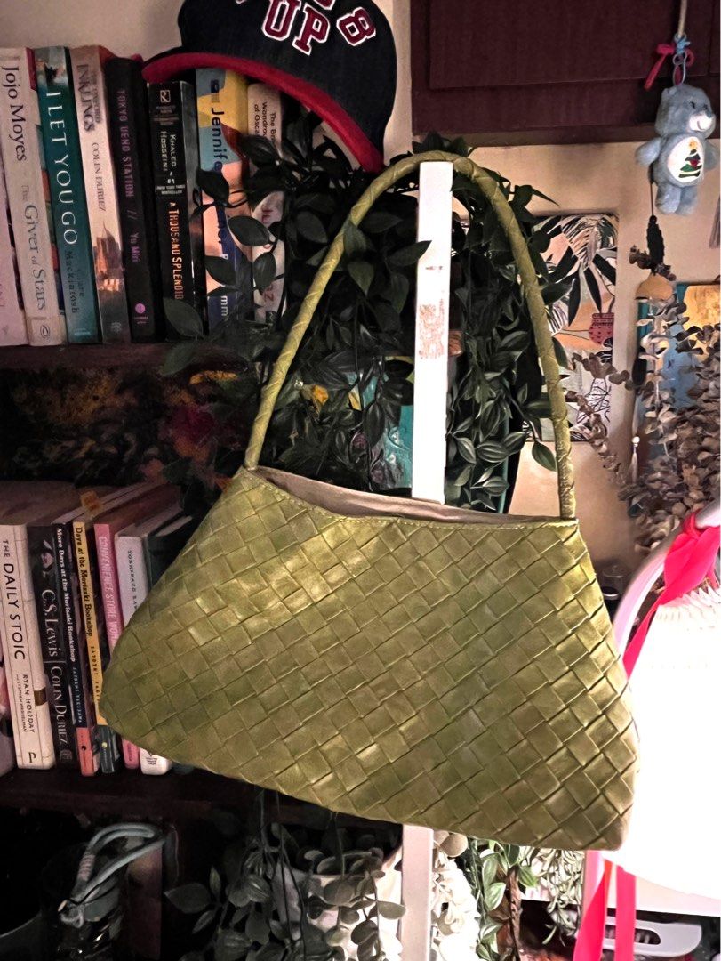 Lime Green Woven Bag (Category: Shoulder Bags) located in Pasig City. Submitted by carmens.closet (Listing ID 1440050699, Image 1). Description: Used once for an event.