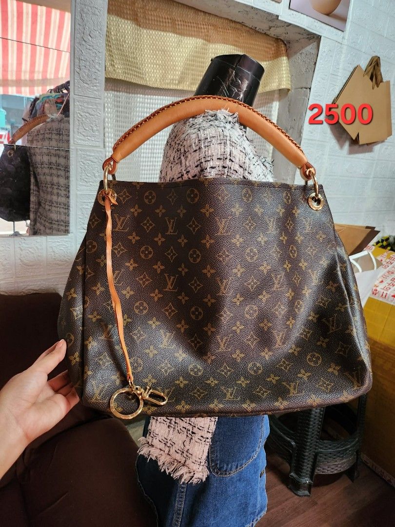 Louis Vuitton Artsy MM Monogram Canvas Bag (Category: Luxury Bags & Wallets) located in Caloocan City. Submitted by xtrabaggageforsale (Listing ID 1439998477, Image 1). Description: SALE!!!!! In excellent preloved condition from Korea. Key Features Material: Coated canvas exterior with signature graphic symbols. Handle: Distinctive hand-braided natural vachetta cowhide leather top strap. Hardware: Polished gold-tone metallic pieces, including lar