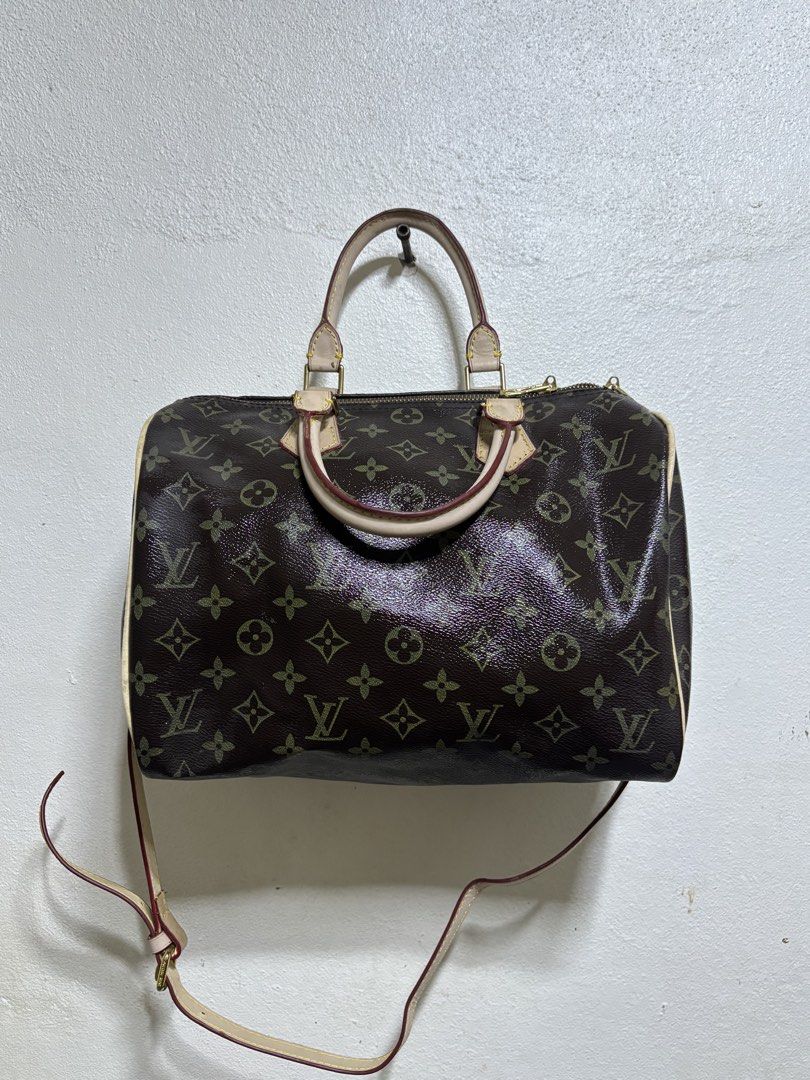 Louis Vuitton Speedy 30 Monogram Canvas Shoulder Bag (Category: Luxury Bags & Wallets) located in Aloran. Submitted by aezamirae (Listing ID 1440096125, Image 1). Description: CODED - Louis Vuitton Speedy 30 - Classic Monogram canvas - Spacious interior - Comfortable top handles - Detachable shoulder strap for versatile carrying - Gold-tone hardware - Signature LV detailing - Timeless piece for everyday use .