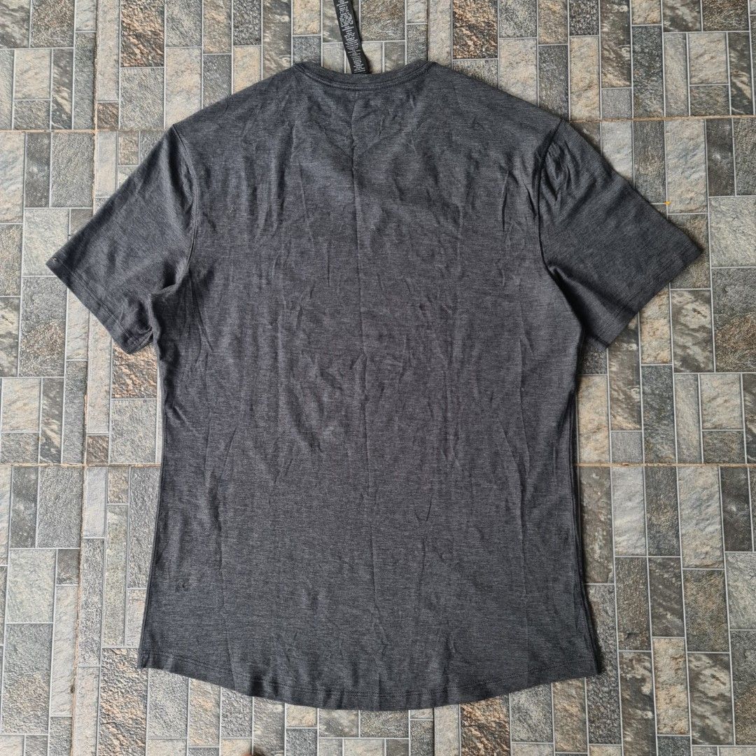 LULULEMON BASIC TEE (Category: Activewear) located in Singapore. Submitted by nurimanpreloved (Listing ID 1440054391, Image 3). Description: Lululemon V-Neck T-Shirt Premium basic tee from Lululemon featuring a clean minimalist design with soft and comfortable material. Perfect for daily wear, active lifestyle, or casual streetwear look. Size: Medium • Length: 73 cm • Width: 53 cm Condition: – Excellent condition – Smooth and clean like new – No 