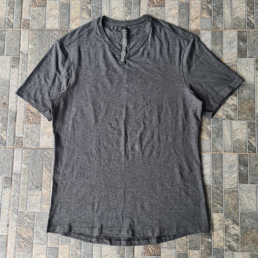 LULULEMON BASIC TEE (Category: Activewear) located in Singapore. Submitted by nurimanpreloved (Listing ID 1440054391, Image 1). Description: Lululemon V-Neck T-Shirt Premium basic tee from Lululemon featuring a clean minimalist design with soft and comfortable material. Perfect for daily wear, active lifestyle, or casual streetwear look. Size: Medium • Length: 73 cm • Width: 53 cm Condition: – Excellent condition – Smooth and clean like new – No 