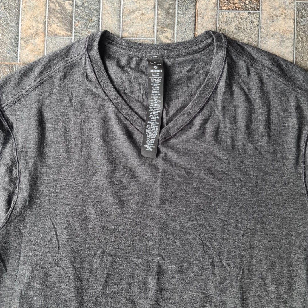 LULULEMON BASIC TEE (Category: Activewear) located in Singapore. Submitted by nurimanpreloved (Listing ID 1440054391, Image 2). Description: Lululemon V-Neck T-Shirt Premium basic tee from Lululemon featuring a clean minimalist design with soft and comfortable material. Perfect for daily wear, active lifestyle, or casual streetwear look. Size: Medium • Length: 73 cm • Width: 53 cm Condition: – Excellent condition – Smooth and clean like new – No 