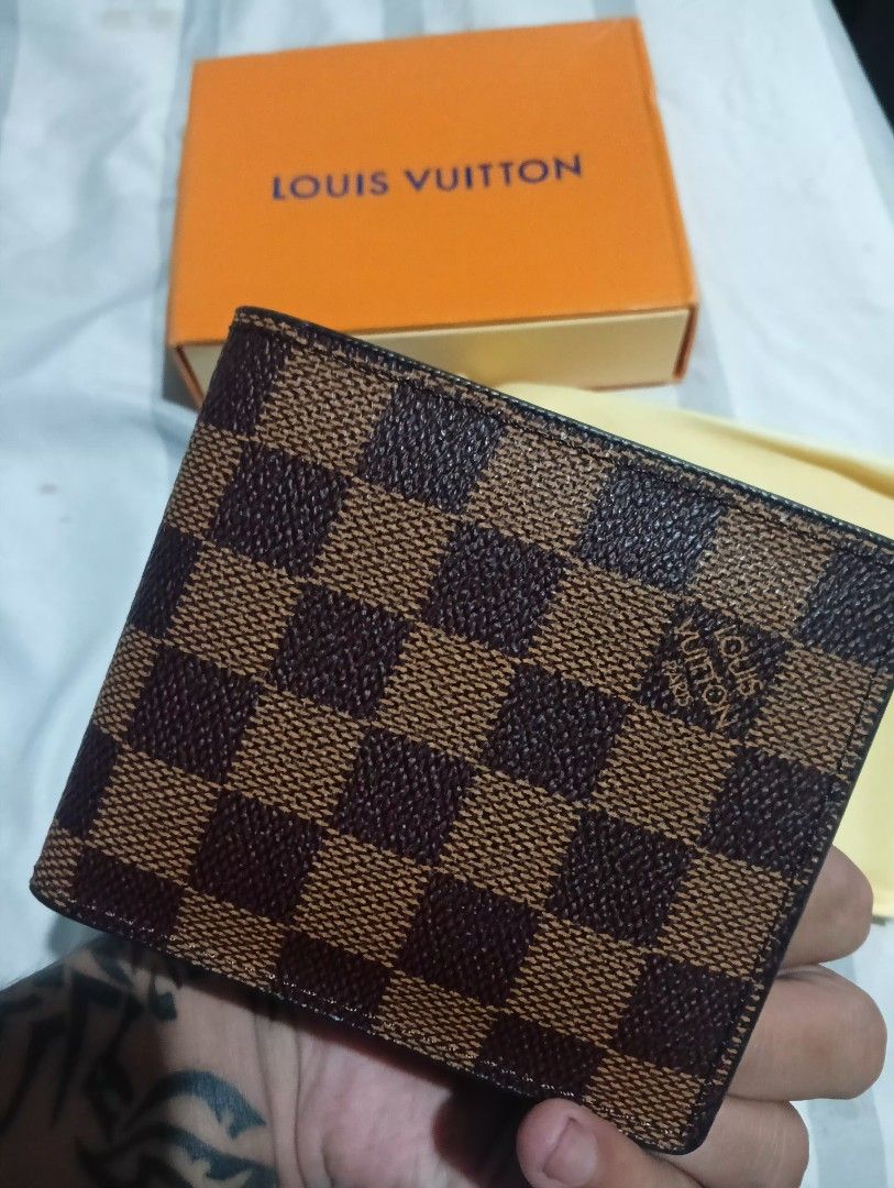 LV DAMIER WALLET (Category: Luxury Bags & Wallets) located in Baguio. Submitted by dnjthriftshop (Listing ID 1440055498, Image 3). Description: W/ DUSTBAG & BOX NEGO.