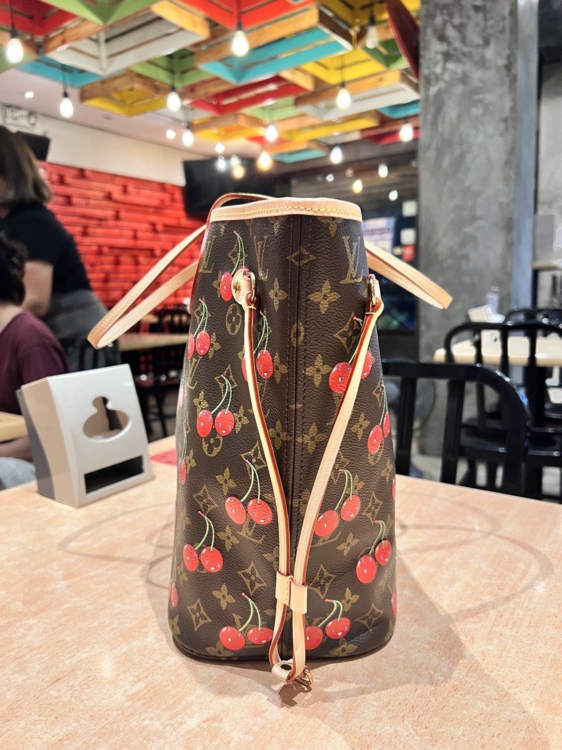 LV Neverfull x Murakami MM (Category: Luxury Bags & Wallets) located in Manila. Submitted by dmunsayac (Listing ID 1440119108, Image 3). Description: LV Neverfull x Mukarami MM Personal Use Rank AB Condition Clean inside No Rubs Has normal sign of use Mistisa pa yung Vachetta PS: Minor Flaw sa print pm for the picture Guaranteed Authentic/Original 💯 W/ Certificate of Authenticity ✅ Loc: QC .
