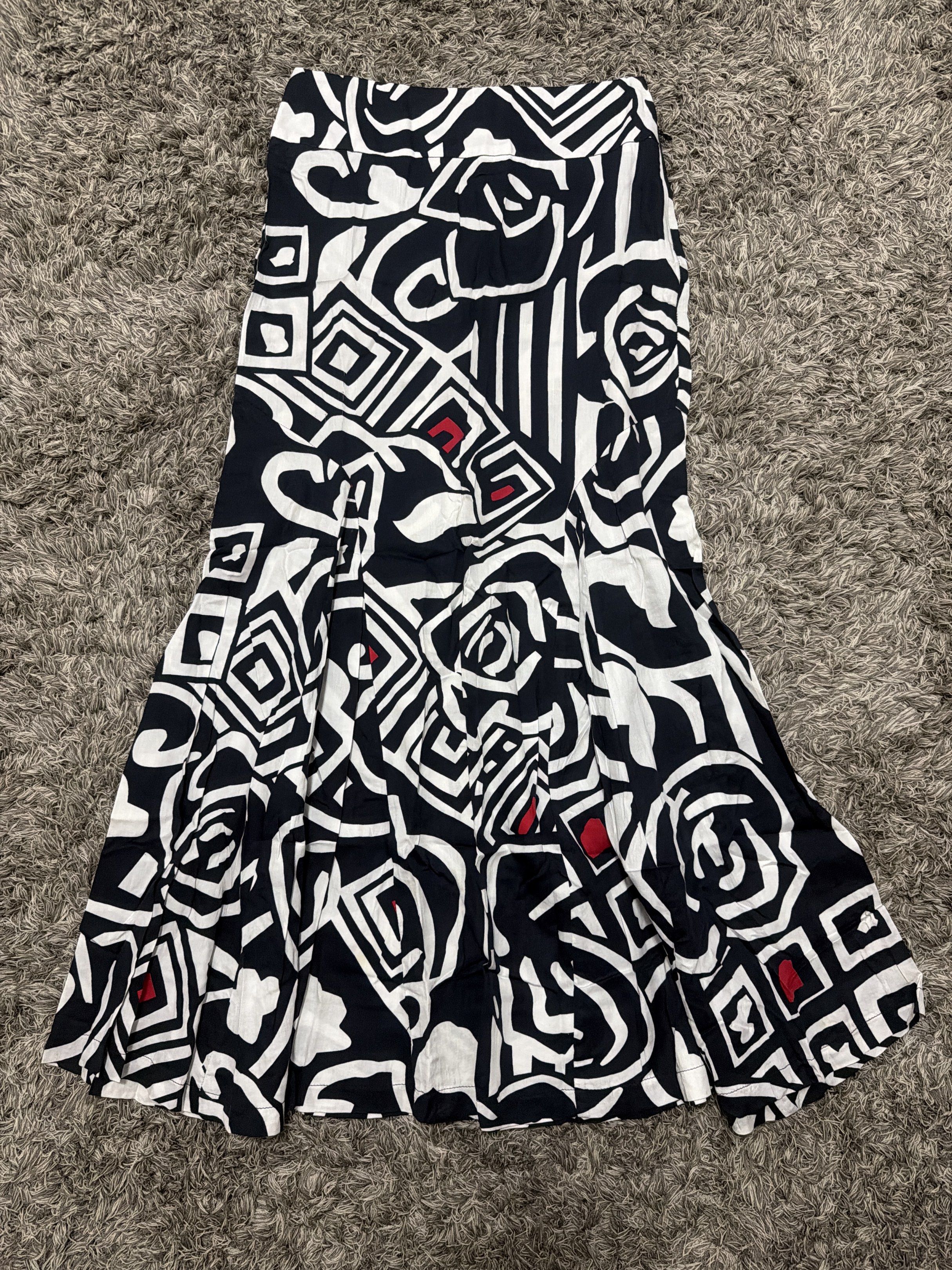 Mango Black and White Abstract Print Maxi Skirt (Category: Skirts) located in Manila. Submitted by heypreloved2016 (Listing ID 1440106839, Image 1). Description: - Flowy maxi skirt - Striking black, white, and red abstract print - Flattering fishtail hemline - Versatile for casual or dressed-up occasions - Comfortable and stylish.