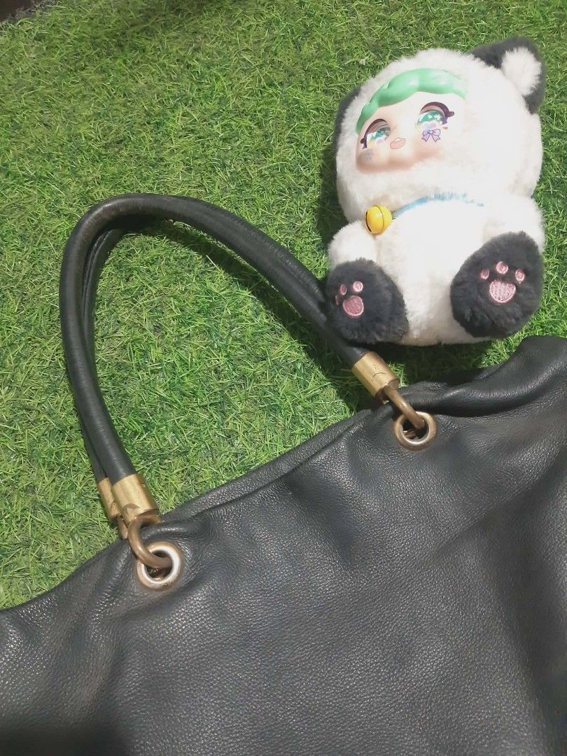 Marc by Marc Jacobs Black Leather Tote Bag (Category: Luxury Bags & Wallets) located in Bulacan. Submitted by alfredcarp0905 (Listing ID 1439999847, Image 2). Description: - Brand: Marc by Marc Jacobs - Color: Black - Material: Leather - Hardware: Gold-tone - Features: Classic design, comfortable top handles, spacious interior - Style: Versatile, perfect for everyday essentials and any outfit.
