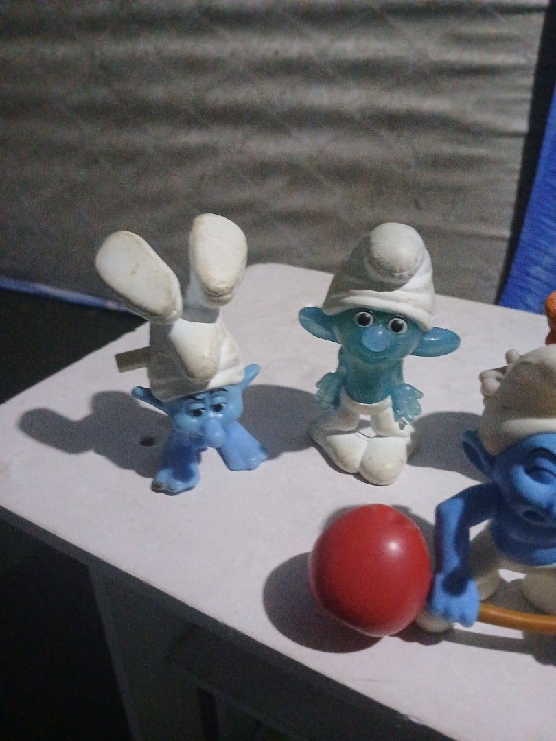 Mcdo Smurf happy meal (Category: Figurines & Statues) located in Manila. Submitted by diczenestr94951 (Listing ID 1440099907, Image 2). Description: - Collection of vintage Smurf figurines - Features classic Smurf characters in various poses - Includes Smurfs with white hats and blue bodies - Some figurines are holding red weights - Ideal for collectors and fans of the Smurfs cartoon.