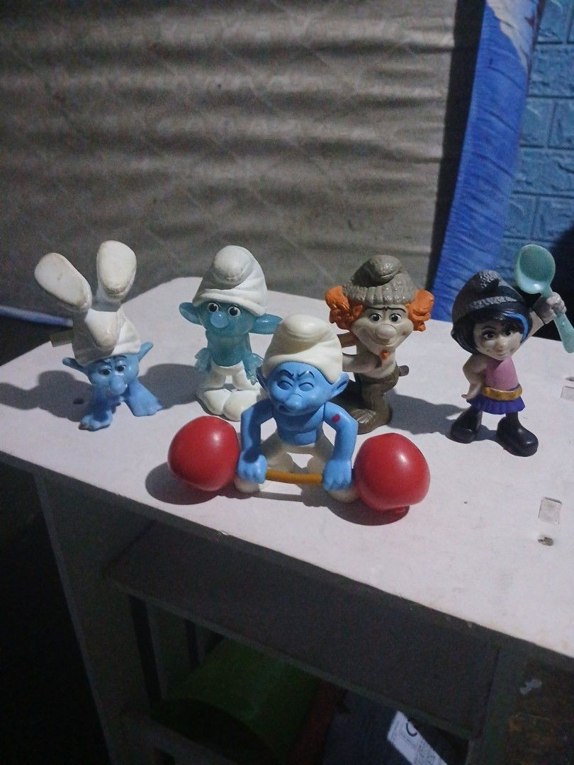 Mcdo Smurf happy meal (Category: Figurines & Statues) located in Manila. Submitted by diczenestr94951 (Listing ID 1440099907, Image 1). Description: - Collection of vintage Smurf figurines - Features classic Smurf characters in various poses - Includes Smurfs with white hats and blue bodies - Some figurines are holding red weights - Ideal for collectors and fans of the Smurfs cartoon.