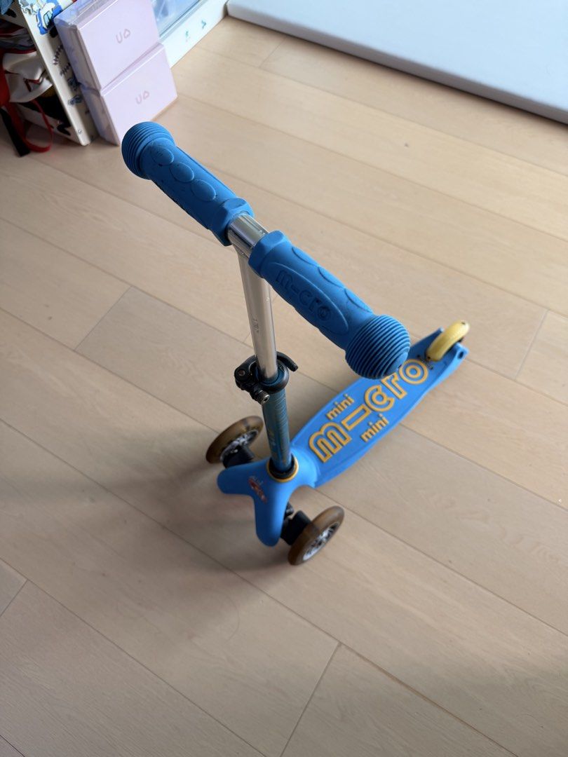 Mini Micro Scooter Blue 3-Wheel Kids Scooter （分類：運動與體育 -溜冰鞋，旱冰鞋和滑板車）位於 Hong Kong。 由 juldor 提交（商品編號 1440036157，圖片 1）。簡介： Mini micro deluxe scooter LED, every part of the scooter is still in a good condition except the handle bar is dirty, need deep clean。