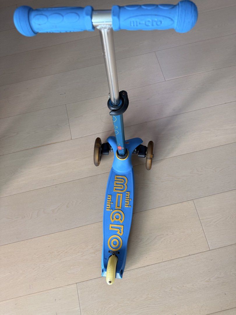 Mini Micro Scooter Blue 3-Wheel Kids Scooter （分類：運動與體育 -溜冰鞋，旱冰鞋和滑板車）位於 Hong Kong。 由 juldor 提交（商品編號 1440036157，圖片 3）。簡介： Mini micro deluxe scooter LED, every part of the scooter is still in a good condition except the handle bar is dirty, need deep clean。