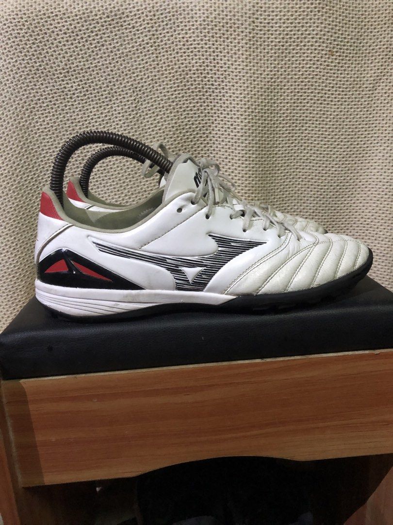 Mizuno Morelia Neo IV Pro AS (Category: Sneakers) located in Davao. Submitted by blufinds (Listing ID 1440127681, Image 2). Description: The shoe in the image is the Mizuno Morelia Neo IV Pro AS turf soccer shoe in the “White / Black / Chinese Red” colorway.