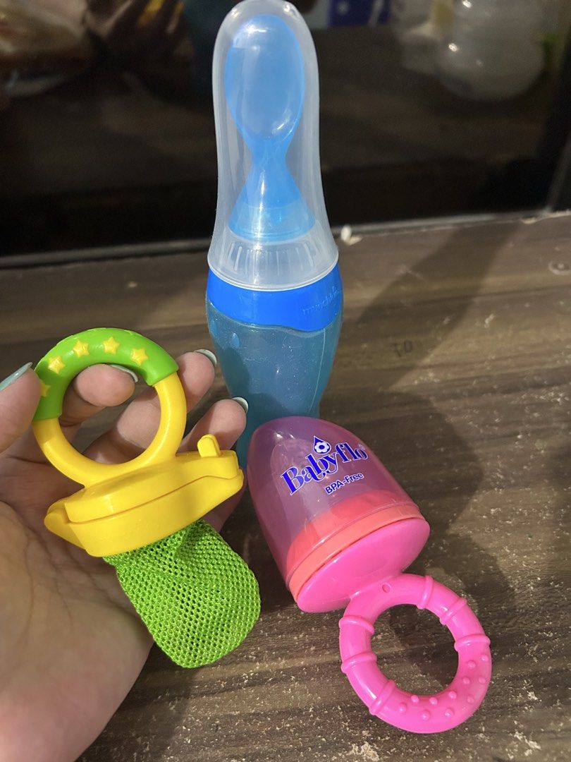 Munchkin food and fruit feeder (Category: Weaning & Toddler Feeding) located in Las Pinas. Submitted by jacobstoyland (Listing ID 1440173992, Image 1). Description: - Blue baby food dispenser spoon - Pink pacifier-style feeder - Yellow pacifier-style feeder with green mesh - Ideal for introducing solids and fruits - BPA-free pacifier feeders for safe chewing and feeding.