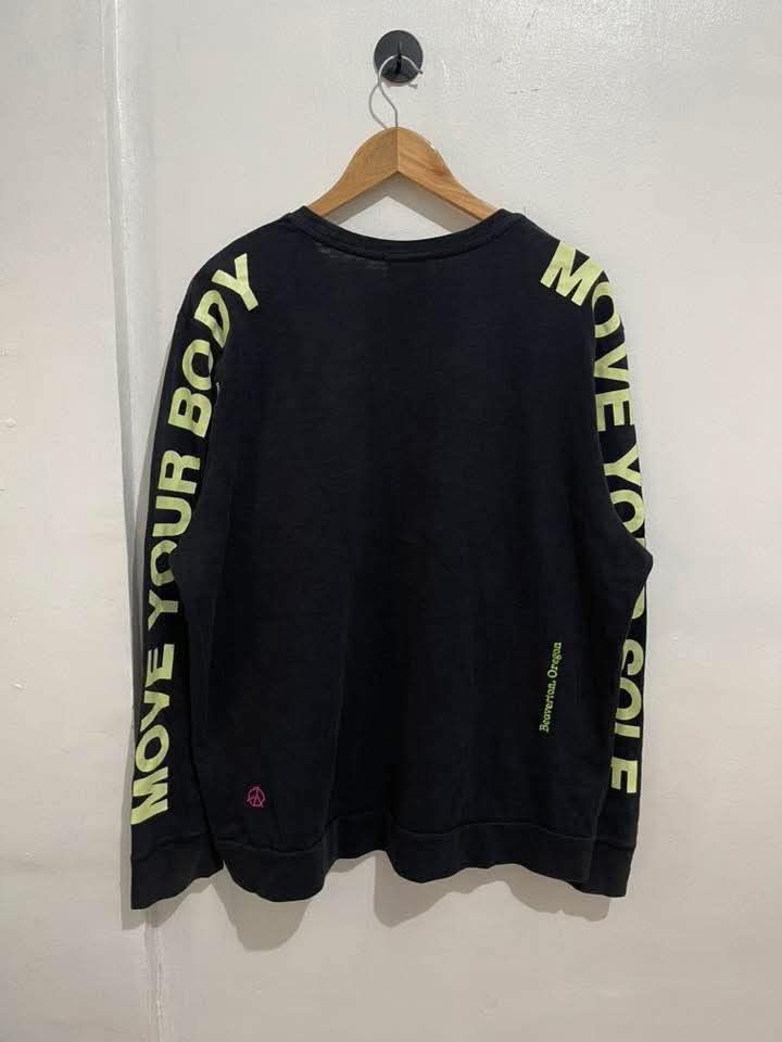 Nike World Tour Long Sleeve Sweatshirt (Category: Coats, Jackets and Outerwear) located in Manila. Submitted by decent.mnla (Listing ID 1440153513, Image 2). Description: - Brand: Nike - Style: World Tour Sweatshirt - Color: Black - Material: 100% Cotton - Front Graphic: Nike logo with "World Tour" and city names - Back Detail: "MOVE YOUR BODY MOVE YOUR SOLE" printed vertically on sleeves.