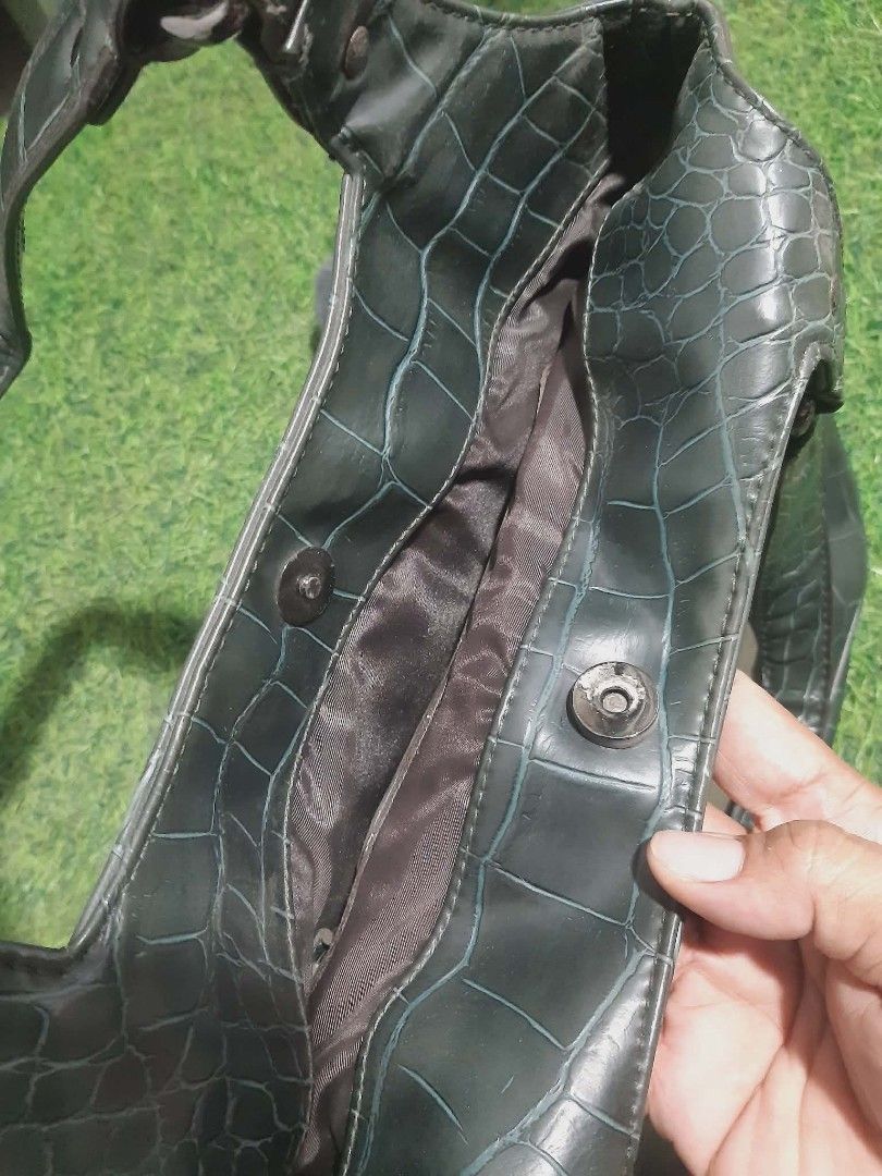 Nine West Shoulder Bag Crocodile Embossed Trim (Category: Luxury Bags & Wallets) located in Bulacan. Submitted by alfredcarp0905 (Listing ID 1439999562, Image 2). Description: - Stylish Nine West shoulder bag - Dark olive green color - Textured fabric with faux crocodile embossed leather trim - Front zippered pocket - Spacious main compartment with interior pockets - Comfortable shoulder straps.