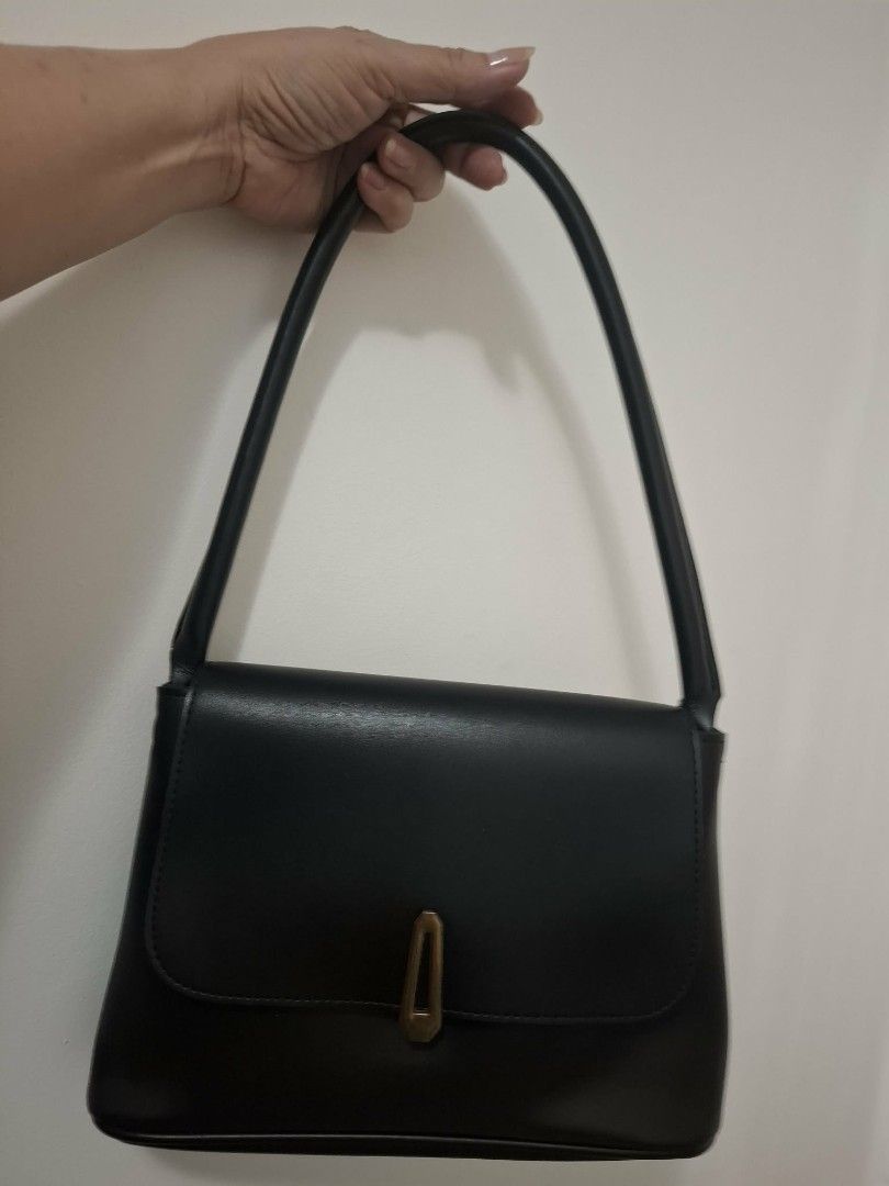 ONHAND Thrifted Black Sling Leather Bag (Category: Shoulder Bags) located in Bulacan. Submitted by seasoning_ (Listing ID 1440118948, Image 2). Description: thrifted from s.korea; clean; only used a few times rfs: my mom is decluttering her bag collection.