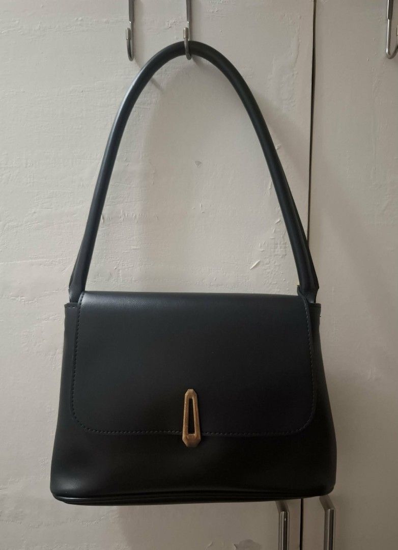 ONHAND Thrifted Black Sling Leather Bag (Category: Shoulder Bags) located in Bulacan. Submitted by seasoning_ (Listing ID 1440118948, Image 1). Description: thrifted from s.korea; clean; only used a few times rfs: my mom is decluttering her bag collection.