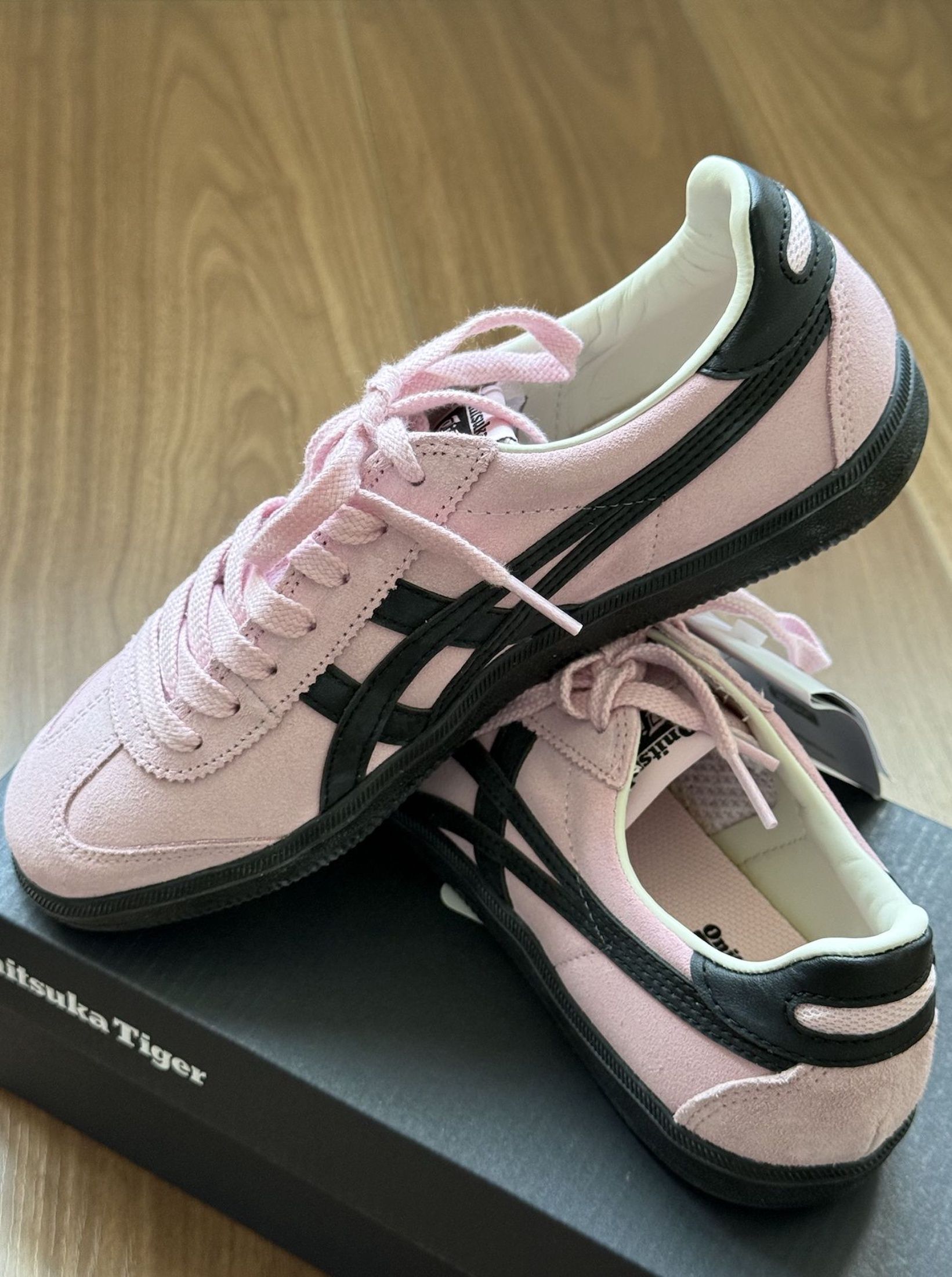 Onitsuka Tiger Tokuten Soft and light pink. (Category: Sneakers) located in Singapore. Submitted by nicesticfox (Listing ID 1440061422, Image 1). Description: —— Onitsuka Tiger —— Onitsuka Tiger Tokuten Soft and light pink. 🔹 Condition: Brand New 🔹 Shipping: Free via J&T/Ninja Van 🔹 Payment: Cash on Delivery 📋 How It Works • Order placed • ~3 days: photos sent to confirm size & style • You confirm, we ship • Tracking provided with updates • P
