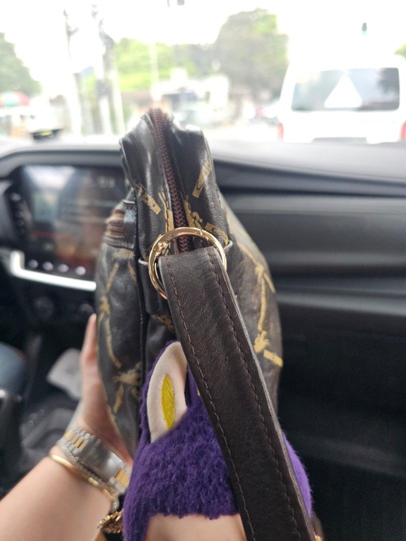 Original Vintage Longchamp Camera Bag (Category: Luxury Bags & Wallets) located in Quezon City. Submitted by sherockxx (Listing ID 1440007529, Image 3). Description: Super nice in actual.Great lakwatsa bag. Can fit lotsa stuff. On hand and ready to ship plus fees..