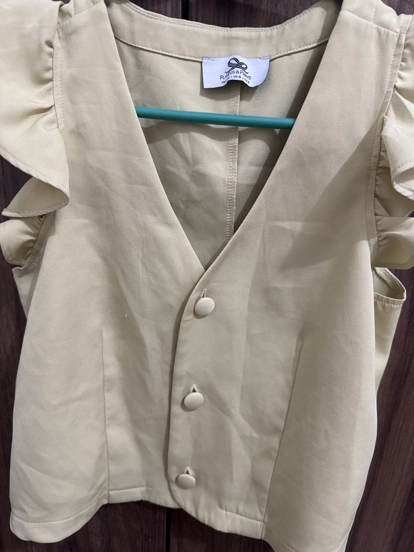 Plains and Prints blouse (Category: Blouses) located in Manila. Submitted by chips22 (Listing ID 1440012379, Image 1). Description: .