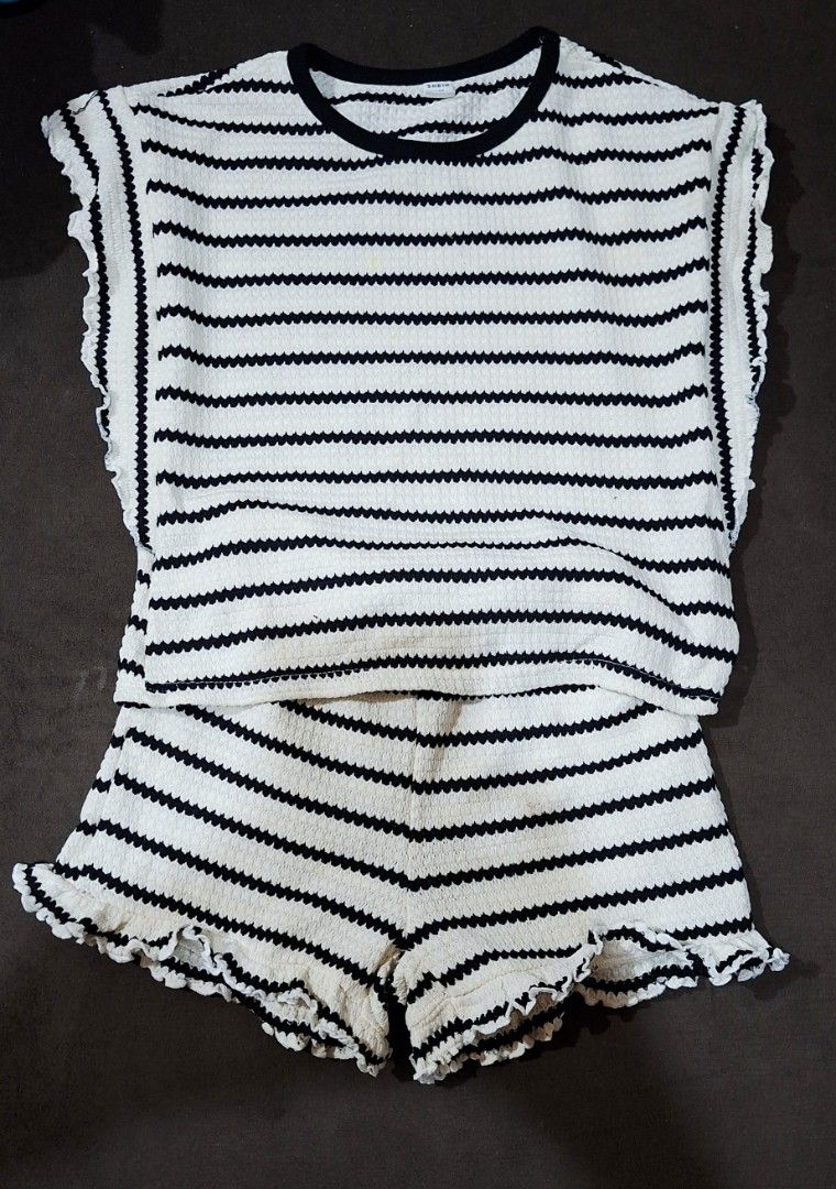 Preloved kids girl set (Category: Babies & Kids Fashion) located in Carmona. Submitted by janine14 (Listing ID 1440049105, Image 2). Description: selling as set panlakad (5) will fit to 6-8 yrs.old * 3 pairs of short and tops (denim, knitted, and organza fabric-like with embroidered design) * Corduroy jumpskirt * Printed butterfly jumpsuit 📌 All are preloved but in good condition, some of them wore only 2-3x. Still, manage your expectations sinc