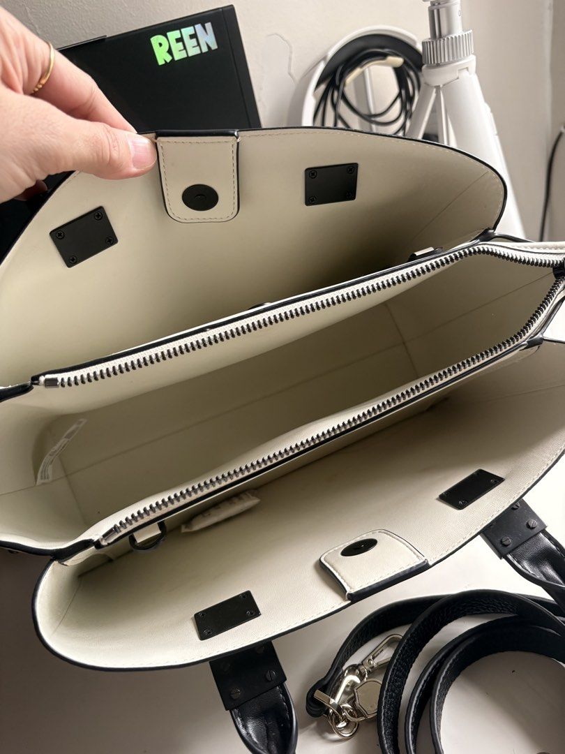 PRELOVED Original Charles and Keith White Bag (Category: Luxury Bags & Wallets) located in Caloocan City. Submitted by izzykartph (Listing ID 1440069959, Image 3). Description: Preloved Replaced bag strap Has minimal sign of usage In very good condition .