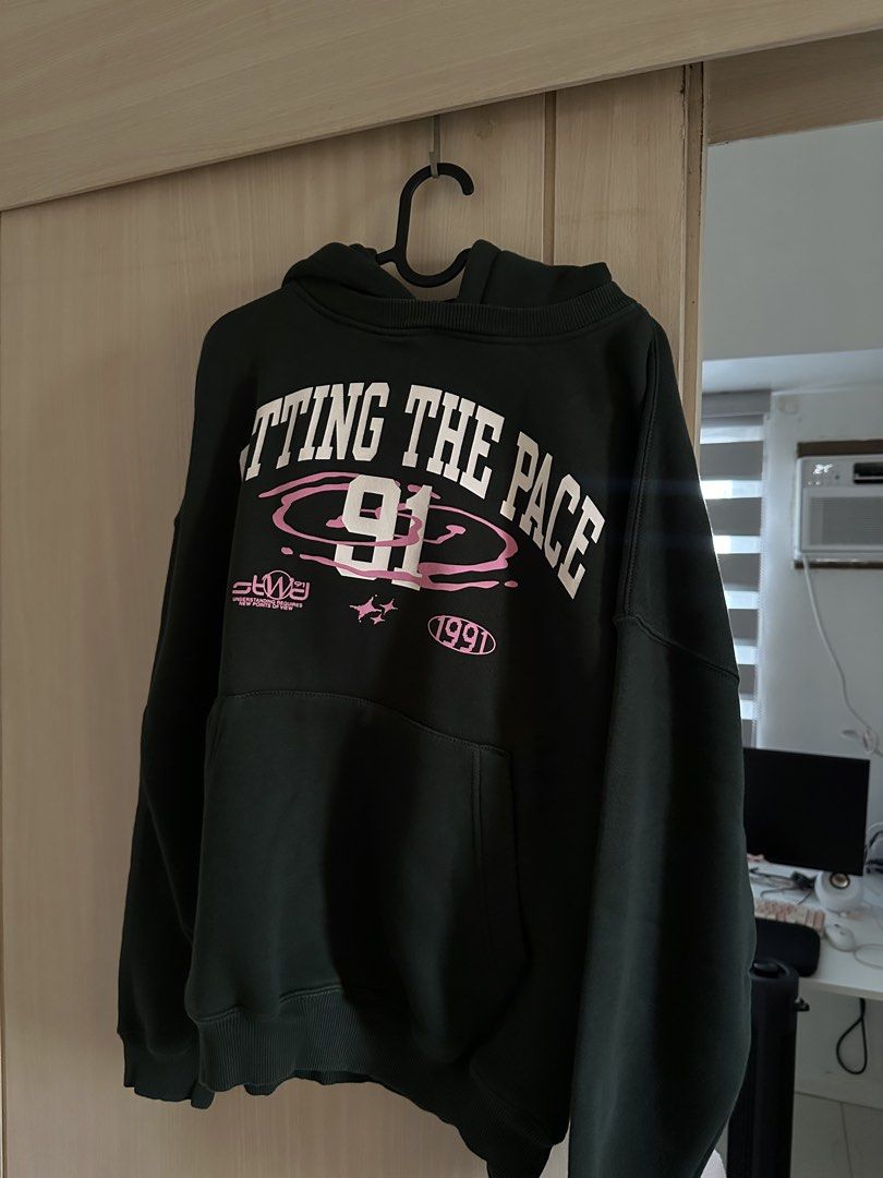 PULL & BEAR Dark Green Graphic Hoodie (Category: Hoodies) located in Quezon City. Submitted by lunaisse (Listing ID 1440081067, Image 1). Description: - Dark green hoodie - Bold 'Setting the Pace 91' graphic print on front - Additional smaller graphic details - Features a front pocket - Ideal for casual wear - Bought from DUBAI.