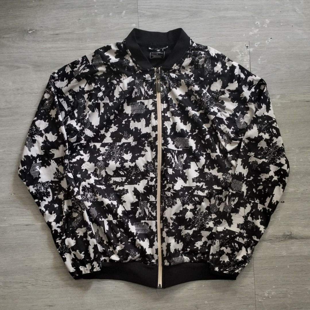 PUMA Men's Camou Jacket (L/black/white) (Category: Coats, Jackets and Outerwear) located in Malabon City. Submitted by eligadz (Listing ID 1440016266, Image 1). Description: Preloved Condition 10/10 Size L W 22 x L 27.5 in. Color: camou black and white Light, stretch and comfy 2 side pockets No issues or flaws 1290+sf Thanks.