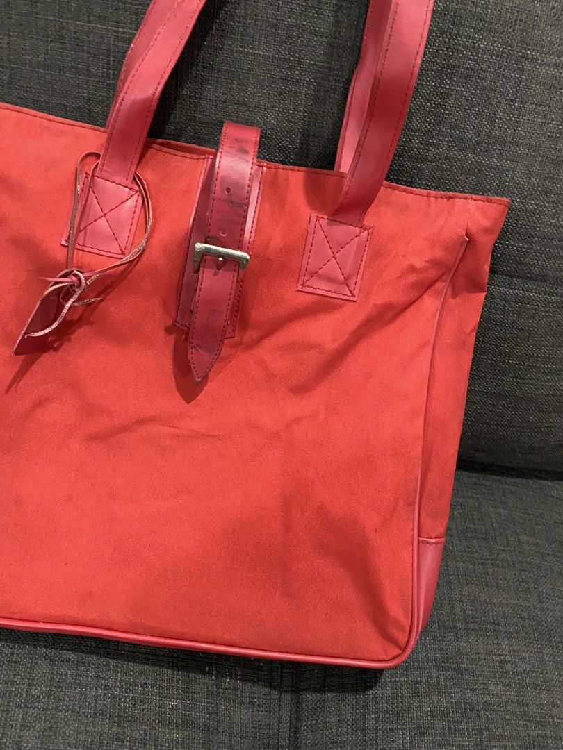 Red Shoulder Bag (Category: Shoulder Bags) located in Quezon City. Submitted by theglossstudio (Listing ID 1440104582, Image 2). Description: .