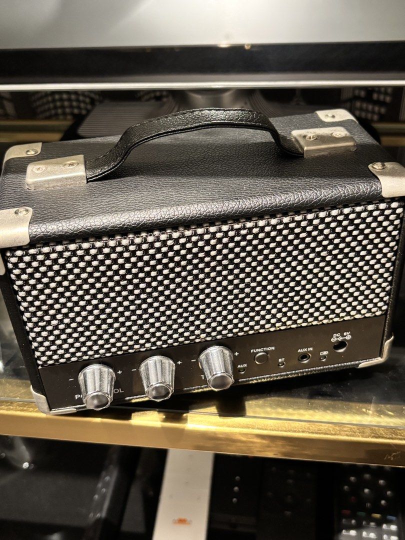 Retro Style Bluetooth Speaker with Handle468904089506949120