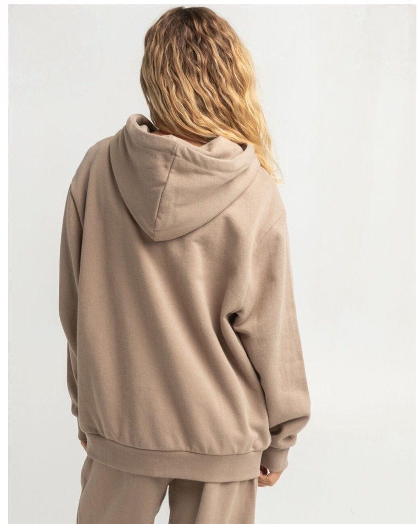 RVCA Hoodie Tan Brown (Category: Coats, Jackets and Outerwear) located in Caloocan City. Submitted by johnemmanu44152 (Listing ID 1440189172, Image 2). Description: - Cozy RVCA hoodie in a stylish tan brown color. - 21.5x25.5 - Features a unique graphic print on the front. - Includes a comfortable kangaroo pocket. - Ideal for everyday casual wear. - Made in China..