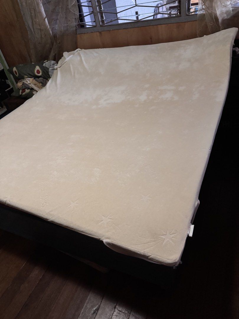 Senso Memory Mattress Topper (Category: Bed Frames & Mattresses) located in Marikina City. Submitted by 1stuffshop (Listing ID 1440097953, Image 3). Description: - Enhance your sleeping experience with a Senso Memory mattress topper. - Features a subtle star pattern embossed on the fabric for an elegant touch. - Designed to provide comfort and support for a better sleep. Needs cleaning but perfectly comfy parin sya. For pick up only or lalamove c