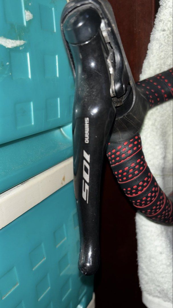 SHIMANO 105 r7000 STI (Category: Bicycles) located in Marikina City. Submitted by reiandco (Listing ID 1440038998, Image 2). Description: SHIMANO 105 R7000 STI prestine condition no issues shifts smoothly.