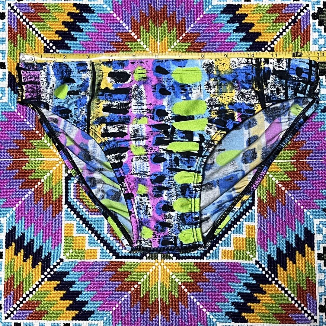 Speedo Men's Swim Trunks Abstract Print (Category: Swim Trunks & Board Shorts) located in Dagupan City. Submitted by vernzkee (Listing ID 1440016876, Image 1). Description: - Stand out with vibrant Speedo swim trunks! - Features a bold abstract print in blue, purple, green, and yellow. - Comfortable and flexible fit: 80% polyamide, 20% elastane. - Lining: 100% polyester. - Size: F 4 / 80cm / 46. Location: Dagupan City, Pangasinan MOP: Gcash, Maya