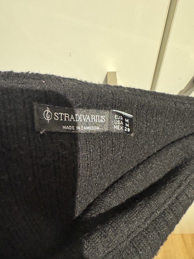 Stradivarius Black Off-Shoulder Ribbed Long Sleeve Top (Category: Longsleeves) located in Manila. Submitted by keishdbom (Listing ID 1440087913, Image 2). Description: - Great quality, no flaws - Suitable for S-M frames No lowballing. .