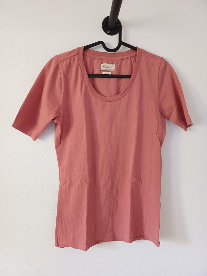 The Daily Code Crew Neck T-shirt - Rose Pink - Size M (Category: Tshirts & Polo Shirts ) located in Limay. Submitted by mjfvr (Listing ID 1440195029, Image 1). Description: *like new *thin soft fabric *body hugging, good for office *jnt shipping only *gcash or bank transfer only *last price posted - Brand: The Daily Code - Color: Rose Pink - Style: Crew Neck T-shirt - Fit: Relaxed - Material: Soft fabric for ultimate comfort - Occasion: Everyday 